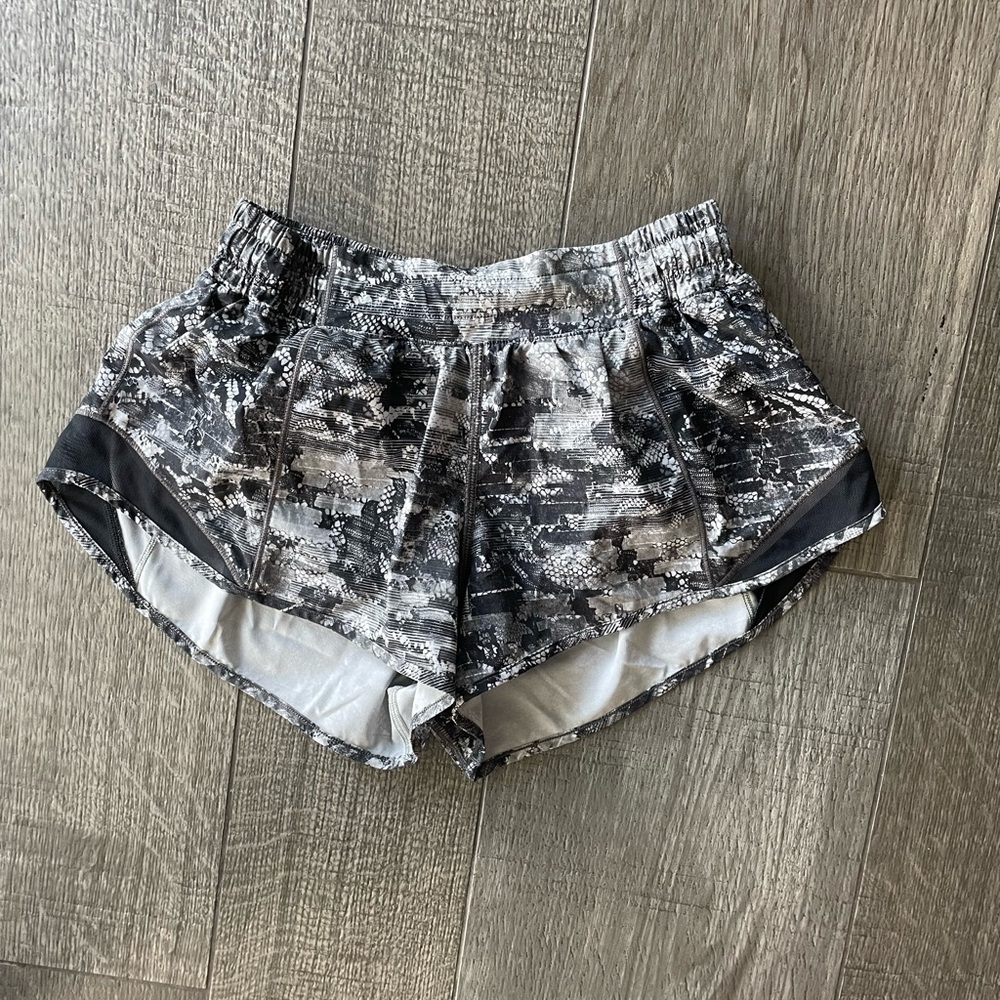 Lululemon Hotty Hot shorts 2.5”